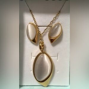 Elegant Gold and White Jewelry Set